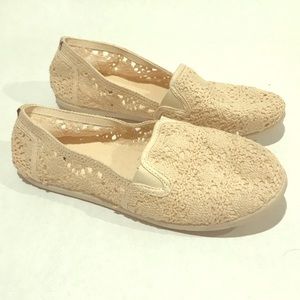 Airwalk Slip On Canvas Lace Cream Shoes (Sz 7.5)